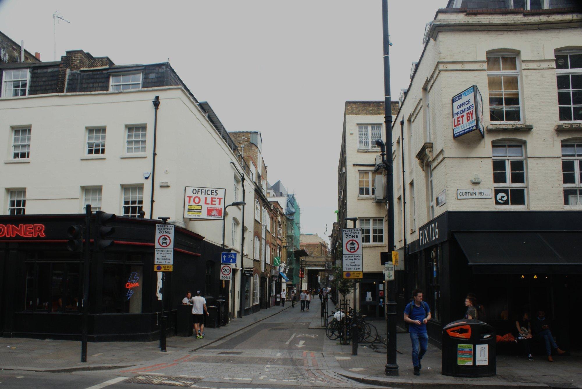 Photo by Robert Lamb (Wikimedia Commons)